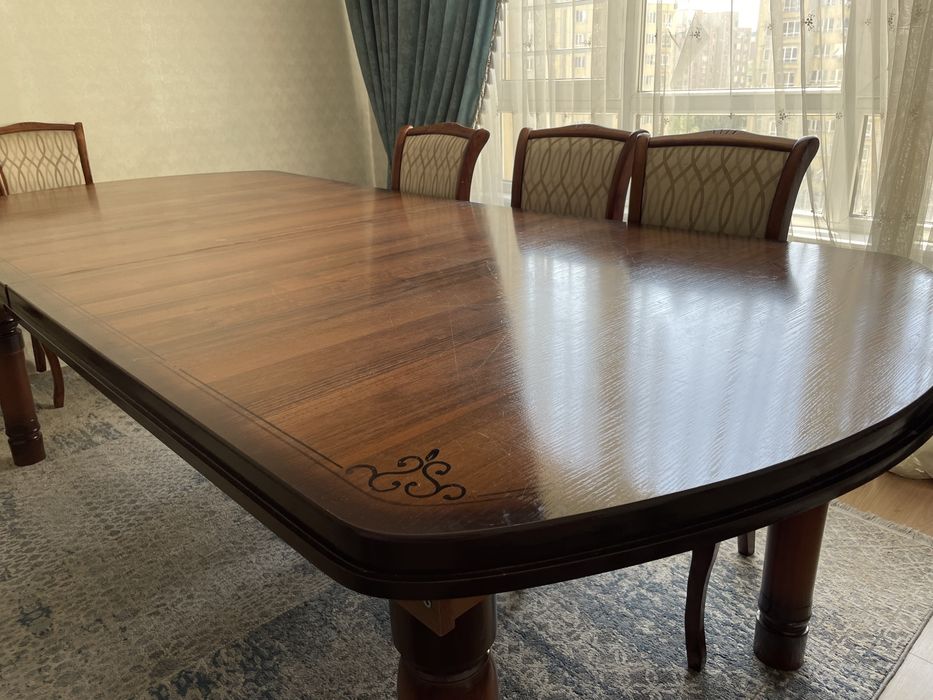 Стол и стулья в комплекте