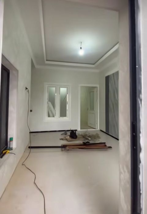 Куктеракдан утганда Қайнамада асосий йулга 800 метр 1.6 сотиг 4 хона