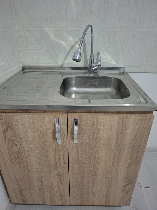 Продается раковина со смесителем и тумбой для кухни