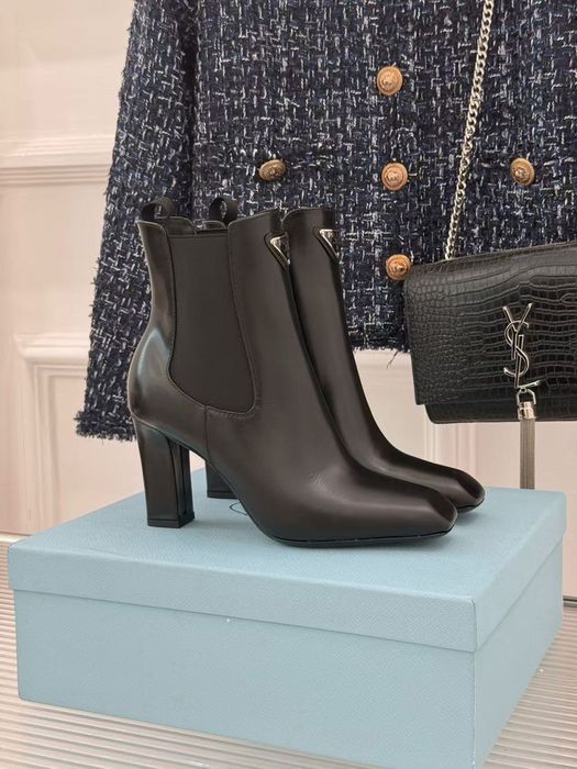 Продаются классные ботинки Прадо ( Prada) 39 размер 60000 срочно