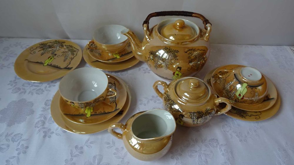 Японски порцеланови тройни сетове, чайник, захарница и каничка..