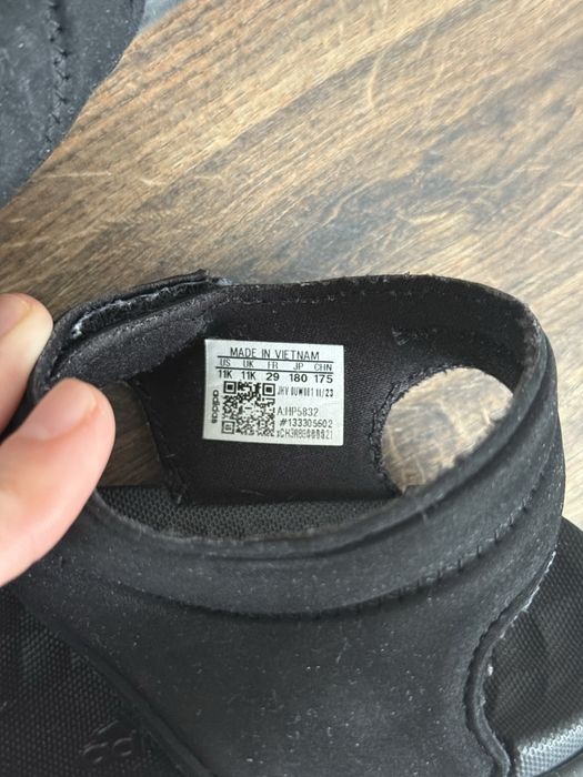 Продам четыре пары летней детской обуви.