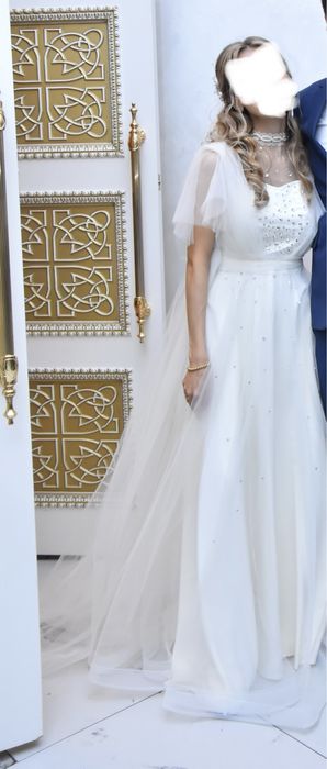 Свадебное платье вместе с фатой