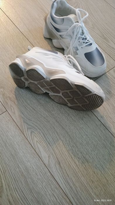 Adidași de vanzare