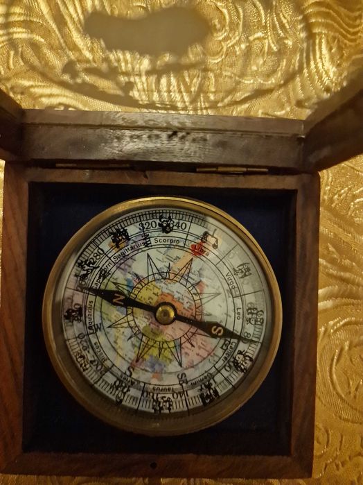 Ретро компас в дървена кутия