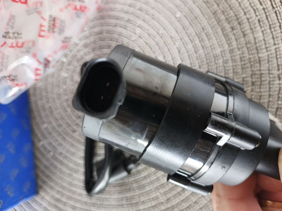 Vând pompă recirculare apă Webasto vw