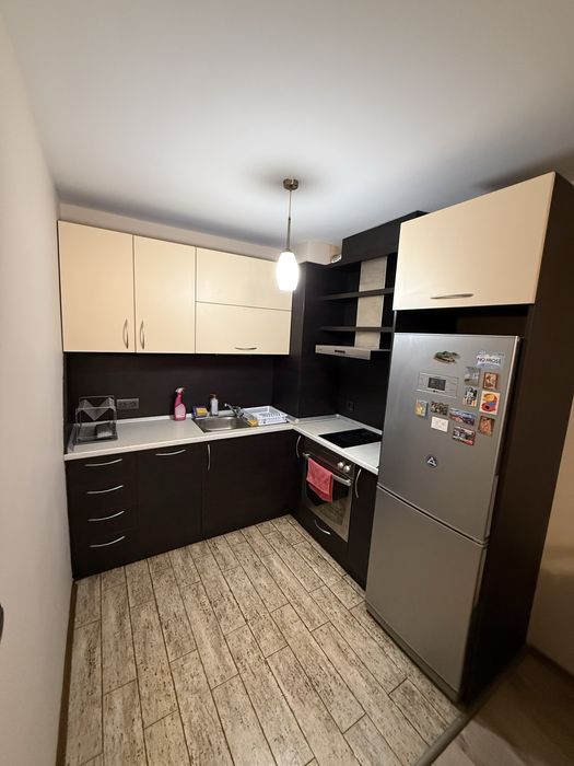 Кухня с кухненско обзавеждане