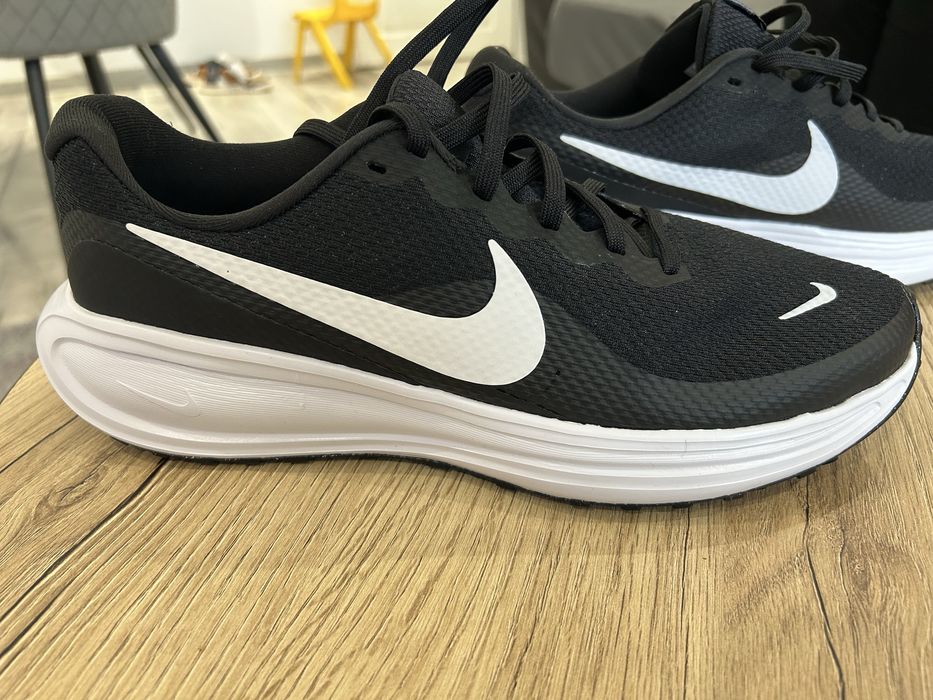 Nike Revolution 8 размер 44 28 см