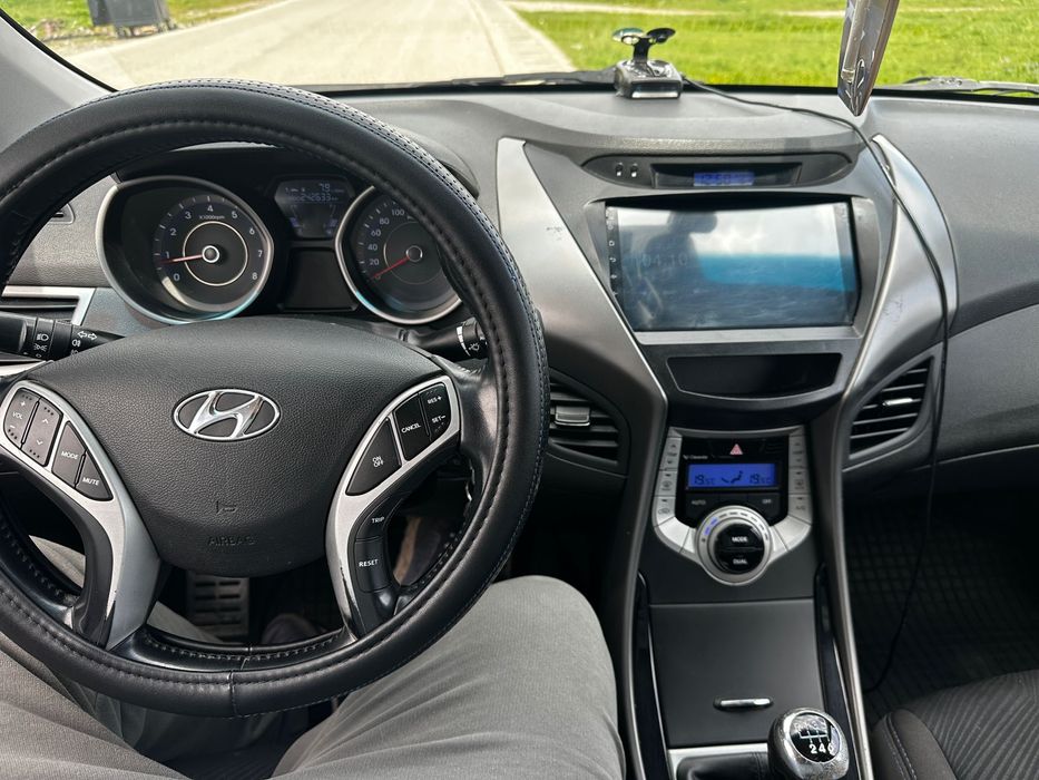 Hyundai elantra,an 2012,benzina +gpl,taxe la zi