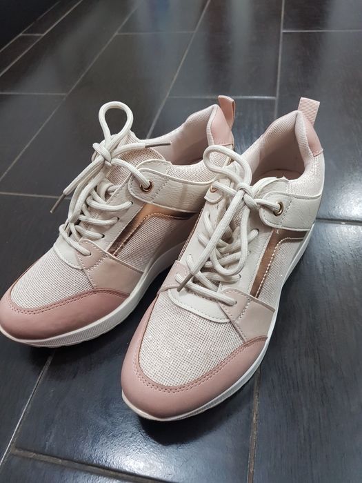 Sneakersi marca CCC