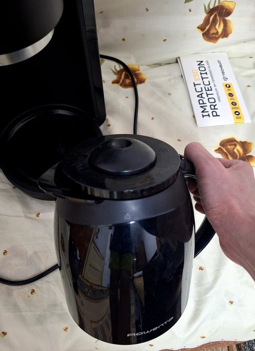 Vând aparat de cafea,ceai.
Cafetiera(cana) este termos