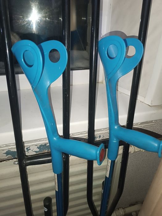 Продам недорого костыли