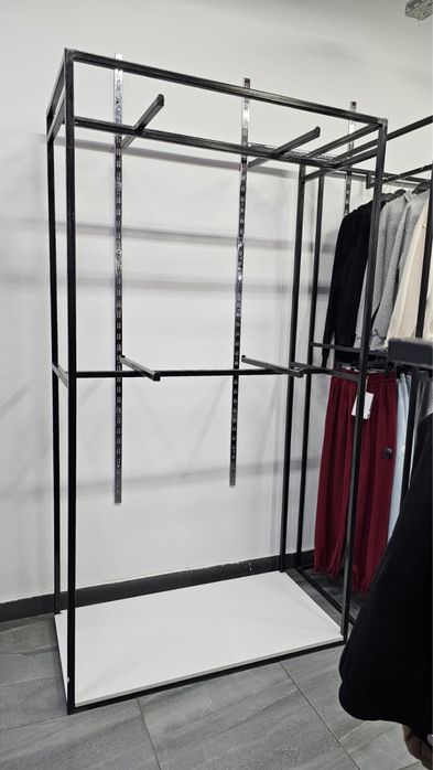 Продам металлические стойки (витрины) для одежды