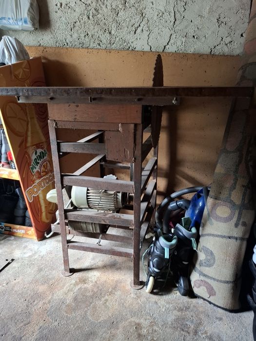 Vând circular de tăiat lemne