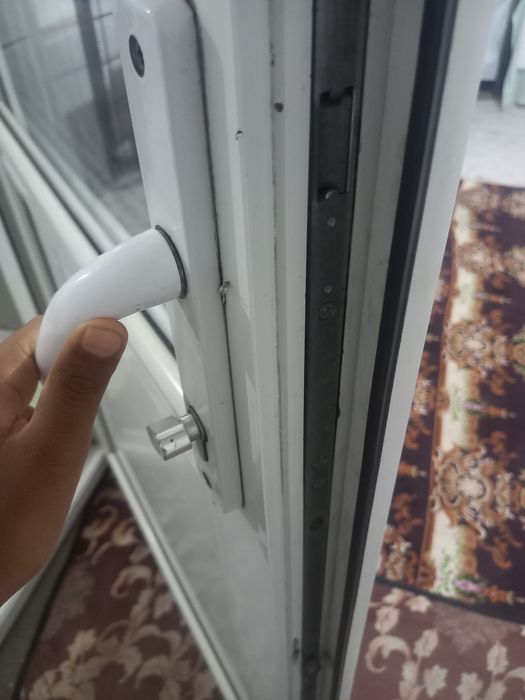 Продам дверь ручку клинить