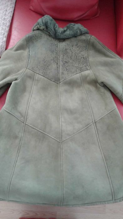 Haina blana naturala din piele naturala pentru femei cu intarsie