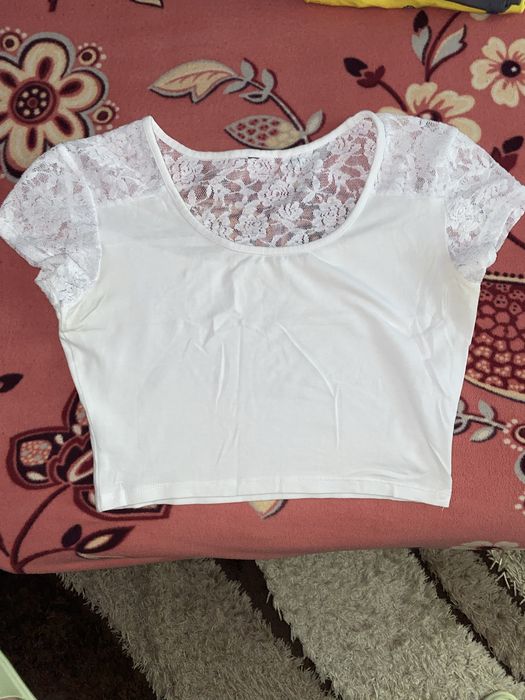 Top alb cu dantela in partea superiora marime S