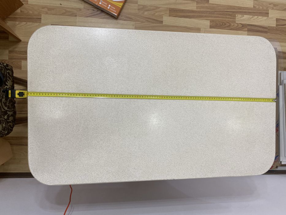 Стол кухонный.