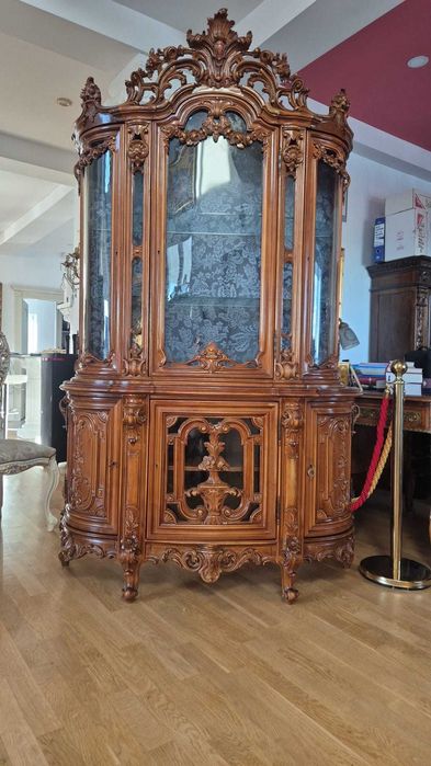 Vitrină în stil baroc