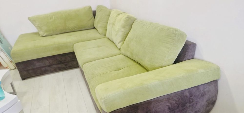 Голям ъглов диван с функция сън – свеж цвят лайм и кафяво