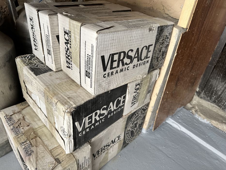 Продам кафель оригинал Versace, плитки 15*15. Белый и розовый.