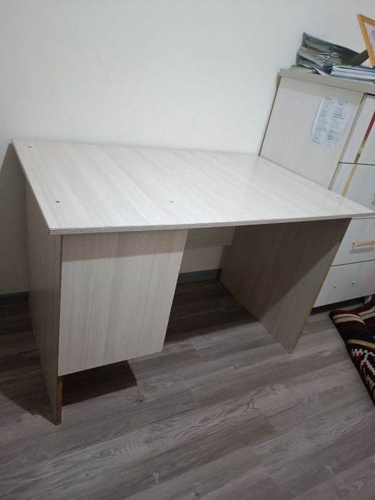 Stol sotiladi / Uy va ofis uchun qulay stol holati aʼlo