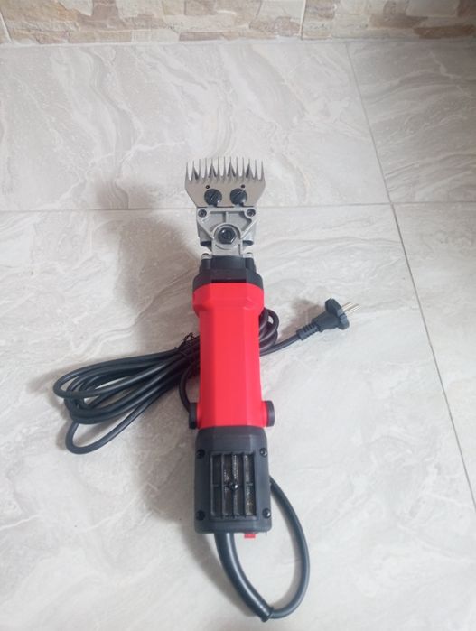 Mașina de tuns oi caini vând sau schimb