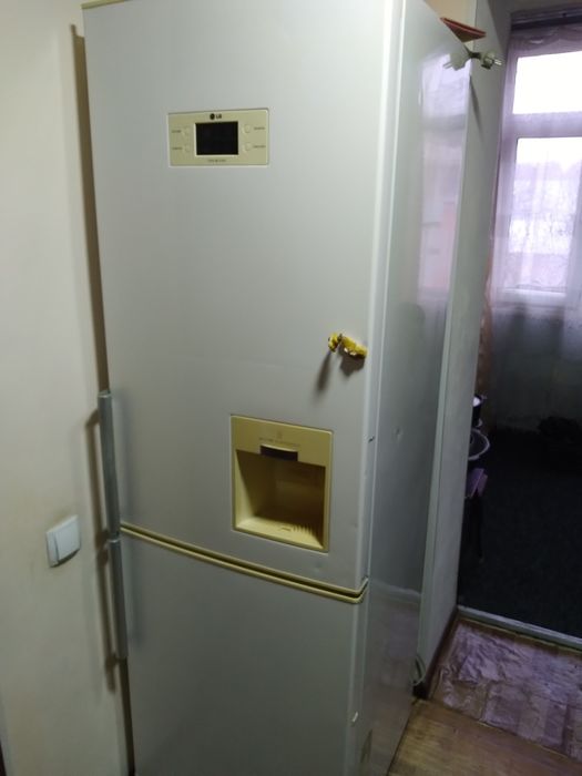 Продам холодильник LG Двухкамерный.