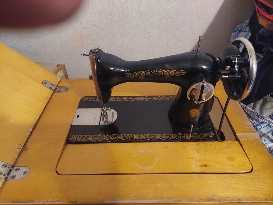 руска крачна шевна машина в шкаф