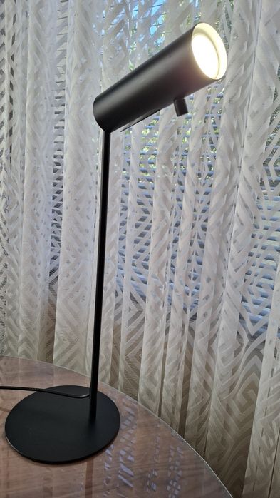 Настолна лампа с насочено осветление