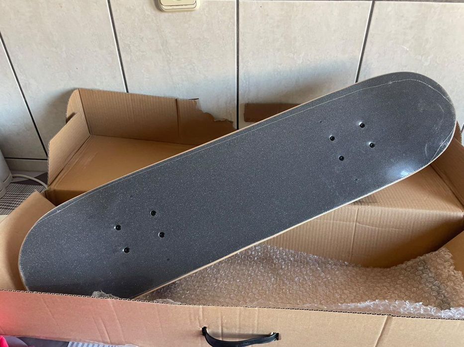 Skateboard nou în cutie cu folie
