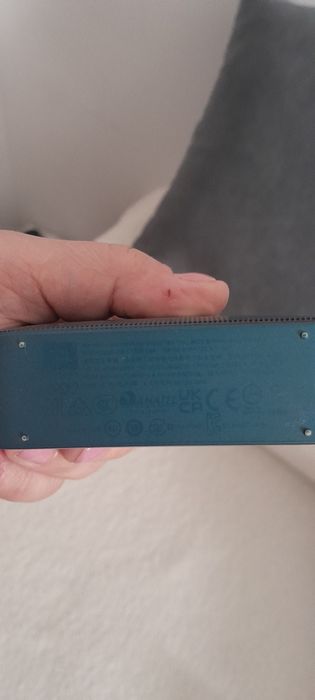 Колонка JBL зеленого цвета