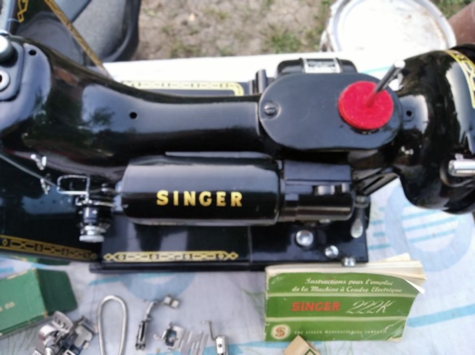 Singer 222k red s