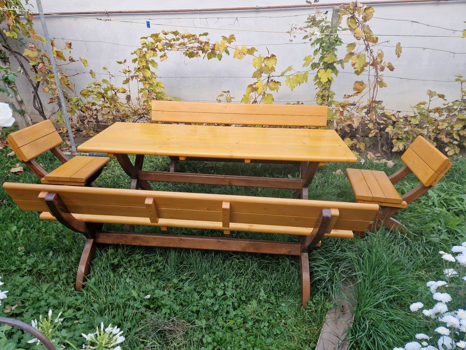 Masa cu bănci și scaune