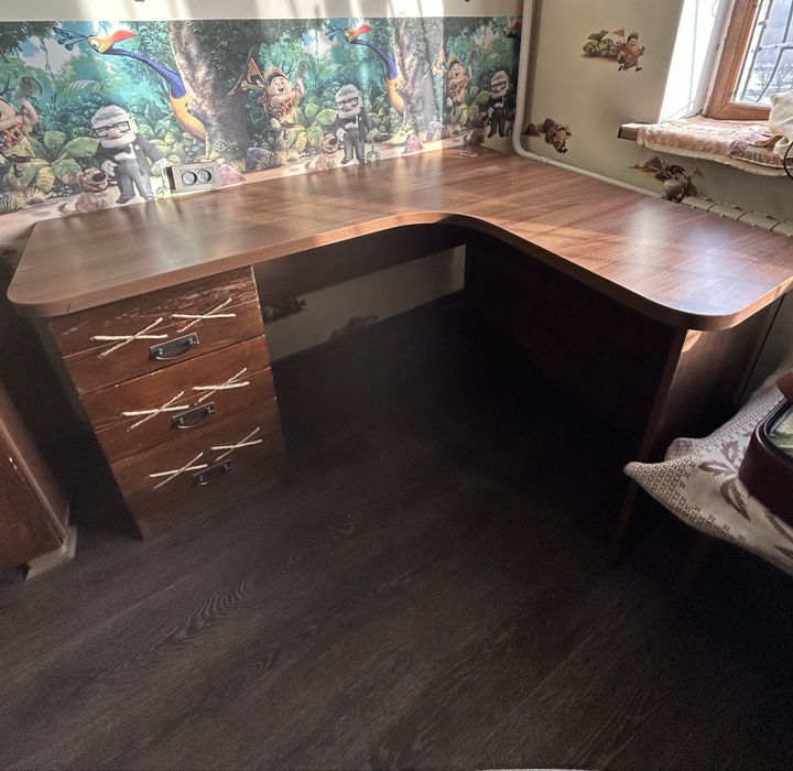 Письменный стол.