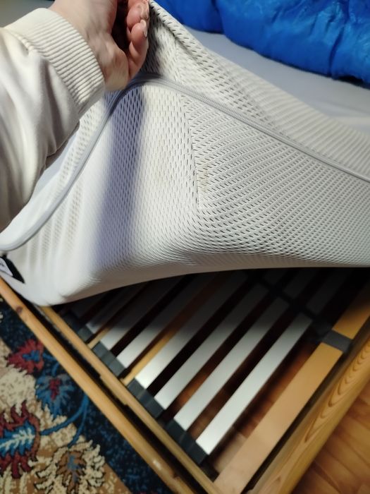 Vând pat matrimonial 200/200 în stare foarte bună.