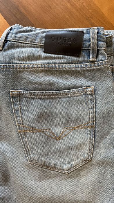 мъжки дънки GUESS Slim Tapered (Светлосини с ефектни протривания) – W33