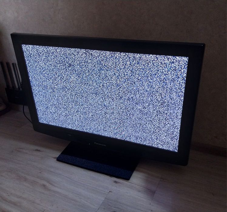 Телевизор Panasonic 94см. Не смарт.