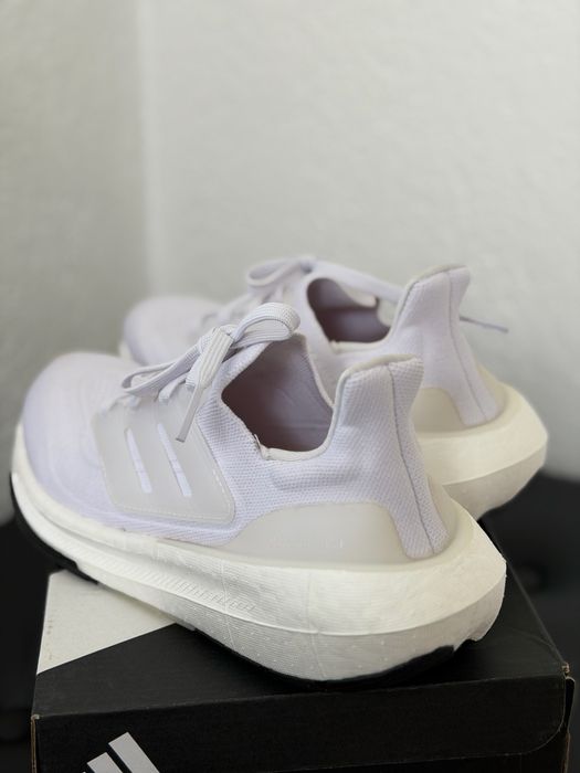 Adidas Light Boost mărimea 36 2/3.  Noi, fără etichetă, doar probați, nu au fost purtați.