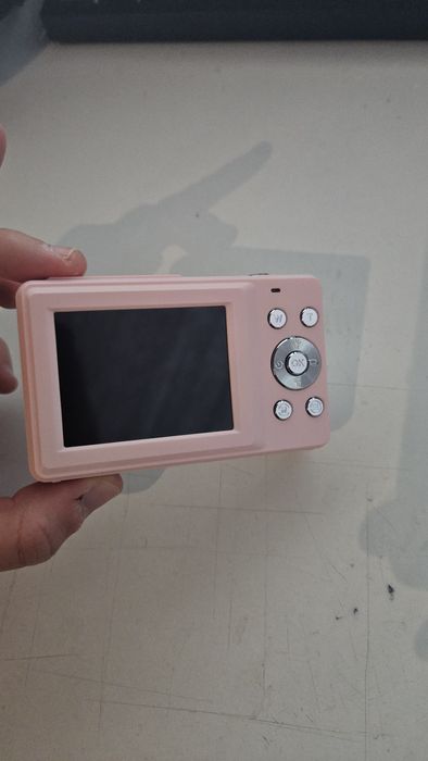 Розова дигитална камера