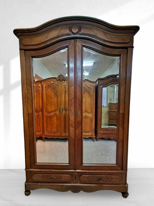 Елегантен огледален гардероб изработен от масивен орех