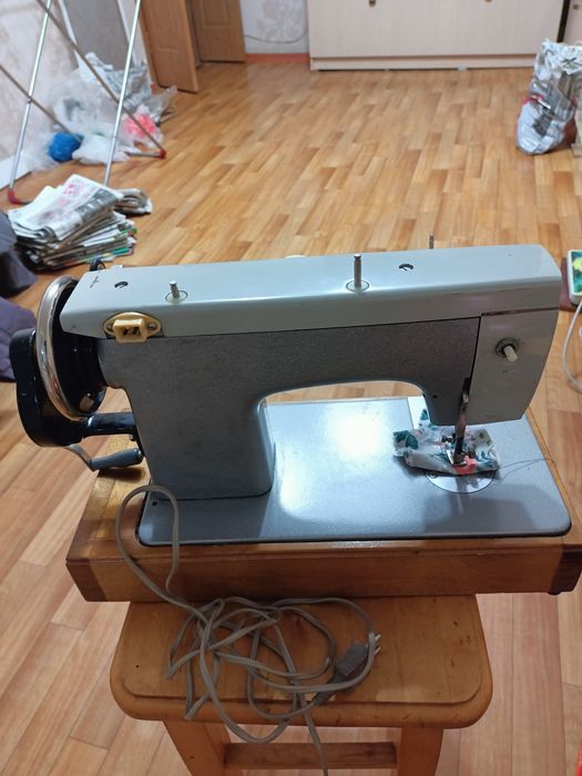 Машинка швейная ручная