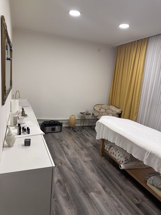 Inchiriez spatiu salon