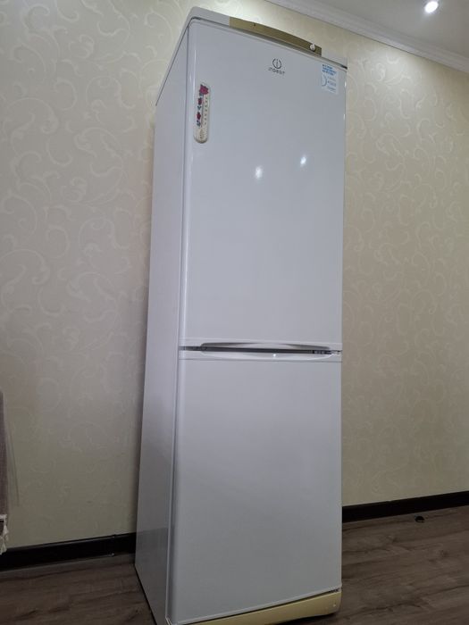 Продаеться Холодильник Indesit