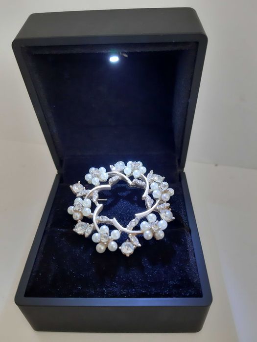 Brosa in cutie cadou de lux stil Teilor cu led