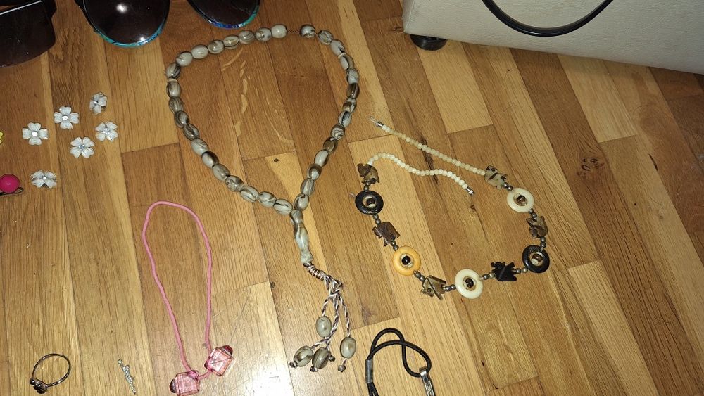 ЛОТ: Дамски бижута и украшения