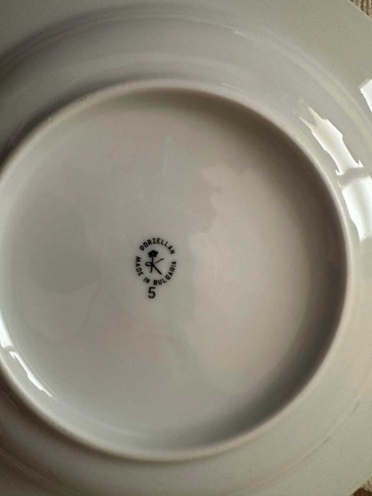 НОВ български сервиз от плитки порцеланови чинии за основно (6 бр.)