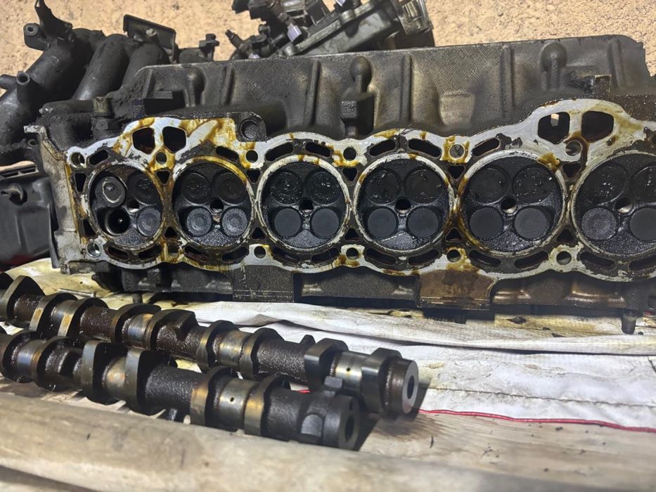 Мотор машины в разобронном виде