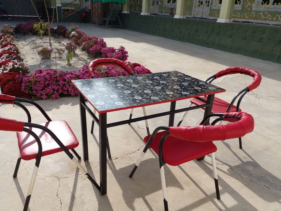 Стол стуллар сотилади.