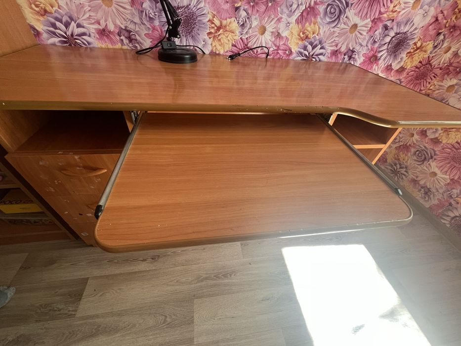 Продам компьютерный, письменый стол б/у